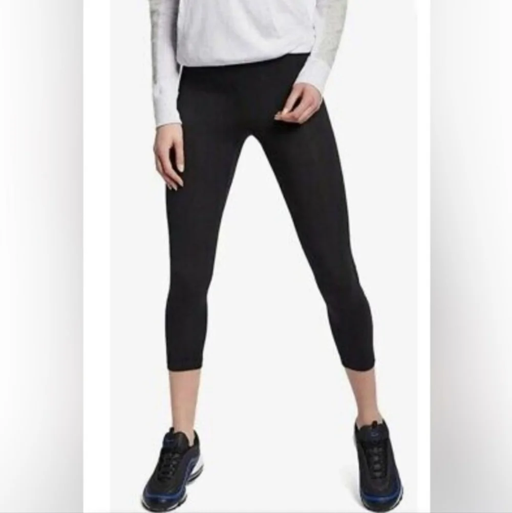 Nike Black Cropped Workout Legging Women's Medium M Logo Spellout Athletic EUC